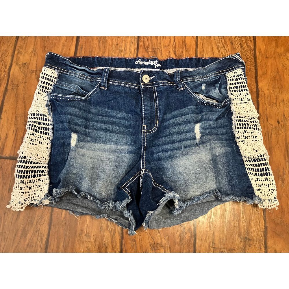 Amethyst Jean Shorts‎ Womens Size 18 Crochet Details